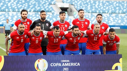 La selección de Chile, este viernes antes de su partido contra Bolivia, con la bandera del país en lugar del logotipo de Nike.