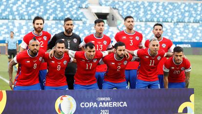 La selección de Chile, este viernes antes de su partido contra Bolivia, con la bandera del país en lugar del logotipo de Nike.