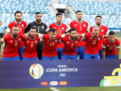 La selección de Chile, este viernes antes de su partido contra Bolivia, con la bandera del país en lugar del logotipo de Nike.