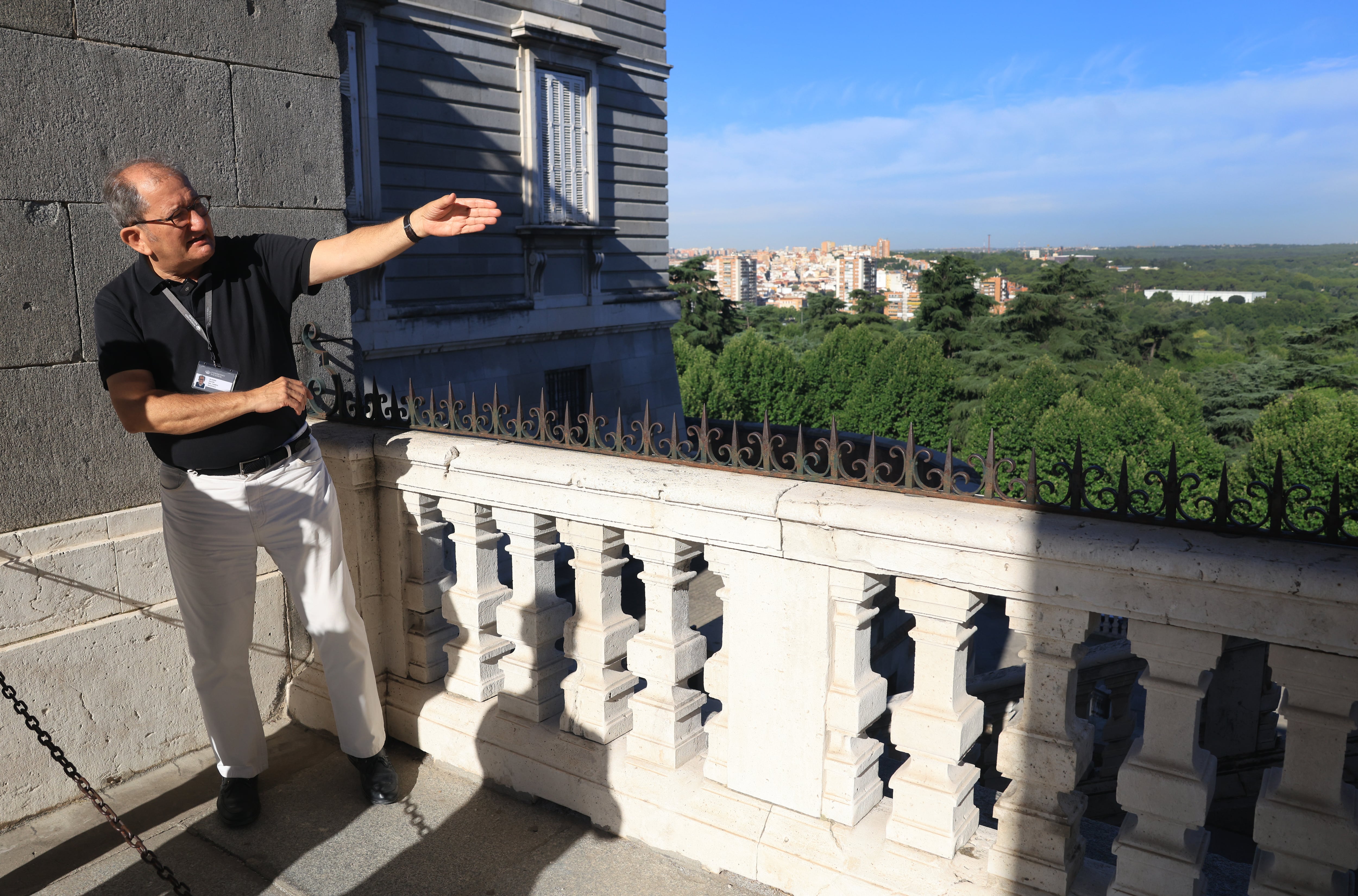 Álvaro Soler, jefe de departamento de la Real Armería, en una balaustrada del Palacio, señalando a la Casa de Campo de Madrid.