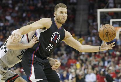 Blake Griffin, defendido por Donatas Motiejunas.