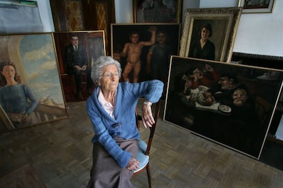 La pintora Ángeles Santos junto a sus obras