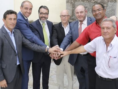 Desde la izquierda, los alcaldes C&eacute;sar Mu&ntilde;oz (Villanueva de Perales), Asensio Mart&iacute;nez (Sevilla la Nueva), Borja Guti&eacute;rrez (Brunete), Florentino Serrano (Quijorna), Andr&eacute;s Samperio (Navalagamella) y Juan Antonio de la Morena (Villamantilla) y el edil delegado de Valdemorillo, Luis Hern&aacute;ndez. 