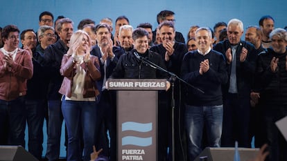 Axel Kicillof (centro) tras conocer los resultados de las elecciones legislativas este domingo en Buenos Aires.
