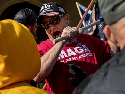 Seguidor de Donald Trump ameaça golpear um manifestante em Michigan, em 7 de novembro.