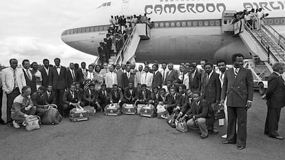 La selección de fútbol de Camerún a su llegada al aeropuerto internacional de Labacolla para disputar el Mundial de España 82.