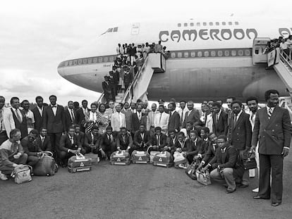 La selección de fútbol de Camerún a su llegada al aeropuerto internacional de Labacolla para disputar el Mundial de España 82.