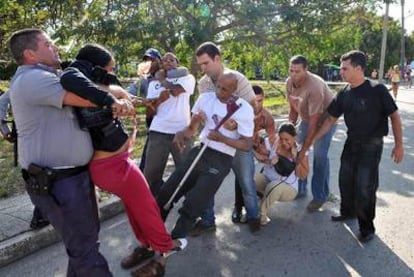 Momento en el que la policía cubana detiene a Guillermo Fariñas y a otros disidentes cubanos.