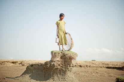 Desde 1960, la isla de Ghoramara ubicada en Bengala Occidental, en India, lleva sufriendo la erosión gradual y progresiva causada por los efectos del cambio climático. En la actualidad, dos de cada tres viviendas han tenido que ser trasladadas y el 50% de su territorio está abandonado y consumido.