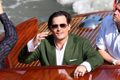 Johnny Depp llega al embarcadero de la isla del Lido, esta mañana.