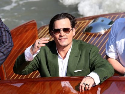 Johnny Depp llega al embarcadero de la isla del Lido, esta mañana.