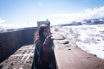 Una niña migrante se asoma a bordo de un vagón del tren de mercancías conocido como 'La Bestia' durante su recorrido por el Estado de Chihuahua, en medio de las nevadas provocadas por el último frente frío.