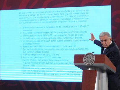 López Obrador proyecta una lista con los "privilegios" de los ministros de la SCJN, durante su conferencia matutina de este jueves.