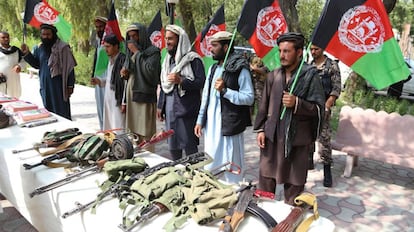 Un grupo de talibanes pertenecientes a un comando armado entregan las armas en Jalalabad.