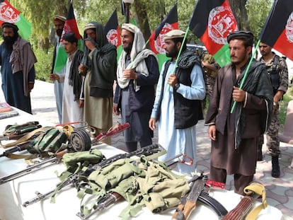 Un grupo de talibanes pertenecientes a un comando armado entregan las armas en Jalalabad.