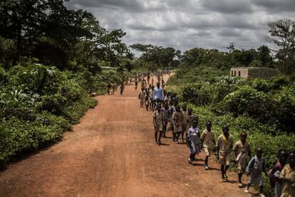 Niños marfileños volviendo a casa después de la escuela cerca del campamento de Sikaboutu, en el departamento de Daloa, en Costa de Marfil.
