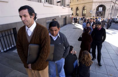 Ciudadanos argentinos esperan en la puerta de una entidad bancaria en Buenos Aires.