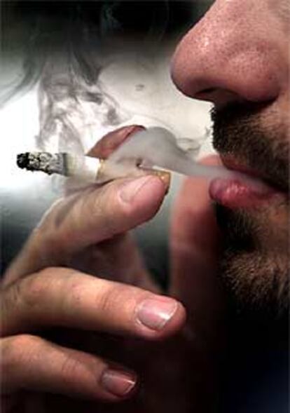 Fumador de cigarrillos.