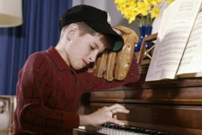 Niño tocando el piano.