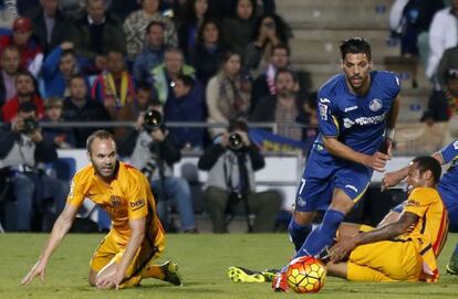 Lafita controla el bal&oacute;n ante Iniesta y Neymar.