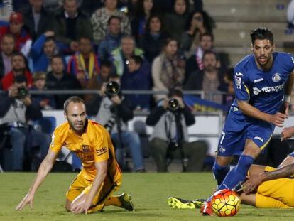 Lafita controla el bal&oacute;n ante Iniesta y Neymar.