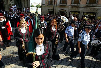 Salida de la misa de San Fermín, ayer, uno de los últimos actos oficiales de las fiestas.