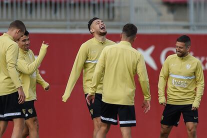 Ocampos sonríe junto a Acuña y el Papu Rodríguez en el entrenamiento del Sevilla.