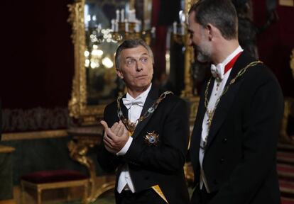 El Rey Felipe conversa con el presidente del Argentina, Mauricio Macri (i), a su llegada a la cena.