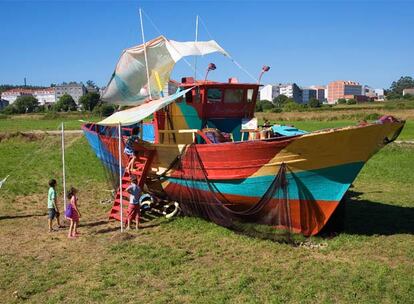 Los protagonistas se acercan a un barco durante el rodaje de la película <i>A casa da luz</i>, en A Coruña.