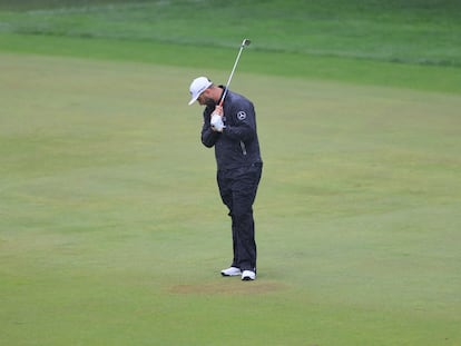 Jon Rahm, pensativo tras un golpe en el hoyo 13 del PGA Championship.