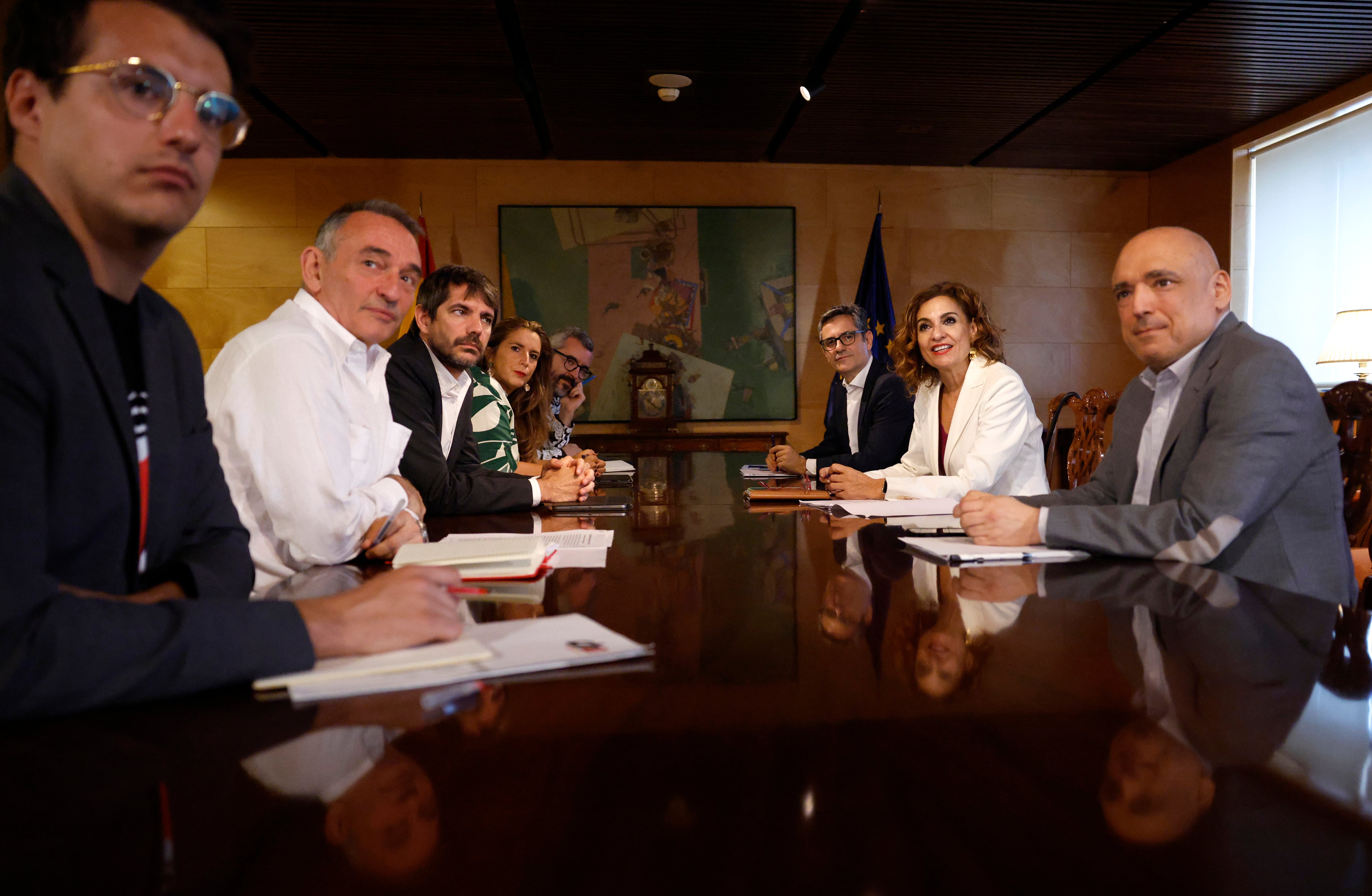 Comienza la reunión entre el PSOE y Sumar para buscar una salida a la crisis por el caso Cerdán