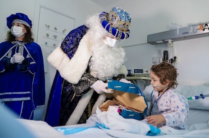 El rey mago Melchor visita a una niña ingresada en el Hospital Universitari Germans Trias i Pujol de Badalona (Barcelona).