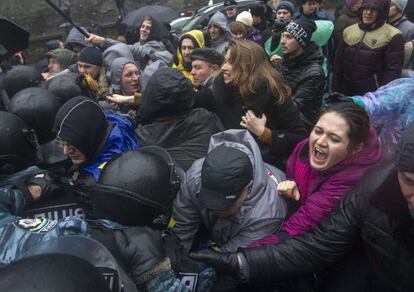 Las escaramuzas matutinas enfrentaron a agentes de las tropas de intervención especial “Berkut” y piquetes que intentaron bloquear la salida de vehículos del complejo de edificios del Gobierno, 25 de noviembre de 2013.