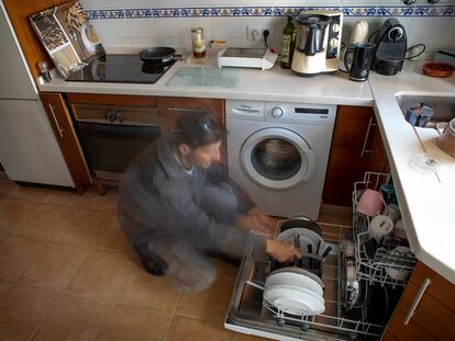 Un hombre recoge un lavavajillas en noviembre de 2021.