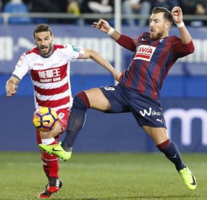 Sergi Enrich se lleva el balón ante Lombán, defensa del Granada.