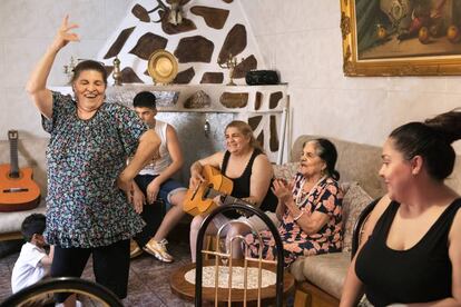 Encarna, tía de Israel, baila mientras toca la guitarra Petra hija, la madre del cantaor.