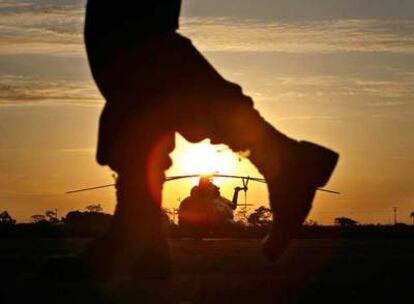 Un soldado camina ante el helicóptero en el que se iba a trasladar a los rehenes ayer en Villavicencio.