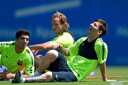 Messi ríe junto a Luis Suárez en el entrenamiento de este martes en la ciudad deportiva del Barcelona.