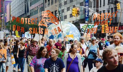 Un grupo de manifestantes en Nueva York. La marcha ha sido organizada para demandar a los l&iacute;deres mundiales que tomen medidas m&aacute;s eficaces para combatir el cambio clim&aacute;tico y otros problemas medio ambientales. 