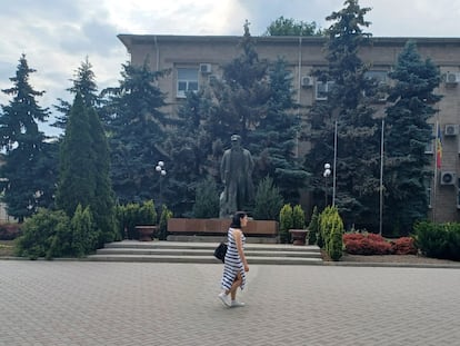 Una transeúnte pasa delante de una estatua de Lenin en el centro de Comrat, capital de Gagaúzia, región autónoma de Moldavia, el mes de junio.
