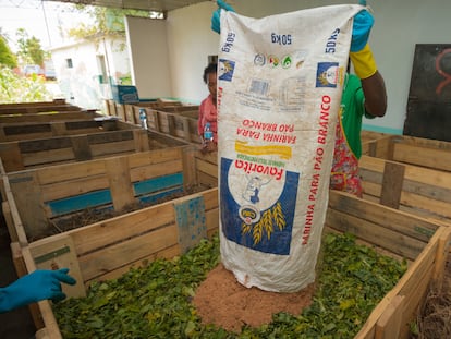 Proceso de producción del abono orgánico en el centro de compostaje de Maputo.