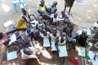 Grupo de niños abandonados en el Confident Children out of Conflict (CCC) de Yuba.