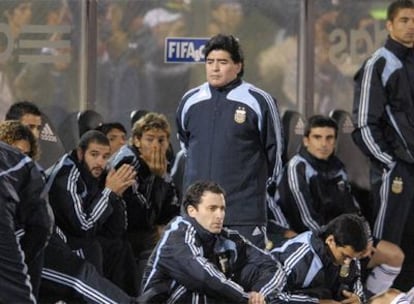 Maradona, en el banquillo junto a varios jugadores en el partido ante Paraguay.