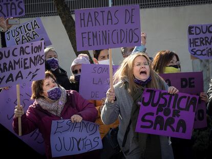 Varios vecinos de Tudela (Navarra), concentrados este miércoles frente a los juzgados de la localidad para protestar por el asesinato de Sara Pina.