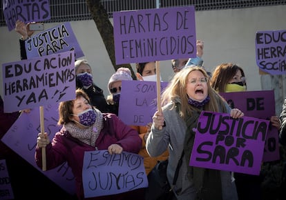 Vecinos y vecinas de la localidad navarra de Tudela en una protesta en enero de 2022 por el asesinato de Sara Pina.