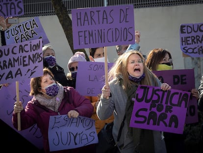 Varios vecinos de Tudela (Navarra), concentrados este miércoles frente a los juzgados de la localidad para protestar por el asesinato de Sara Pina.