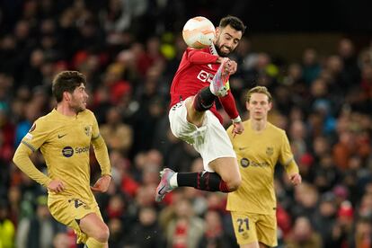 Bruno Fernandes (centro) ante Sergi Roberto y Frenkie de Jong, durante el partido. 