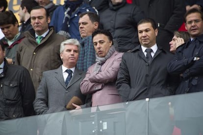 En el centro, con los brazos cruzados, Enrique Pina, en el palco de autoridades del Granada F. C., en 2014.