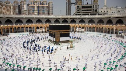 Los peregrinos caminan alrededor de la Kaaba en La Meca, manteniendo la distancia de seguridad, en julio del año pasado.