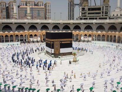 Los peregrinos caminan alrededor de la Kaaba en La Meca, manteniendo la distancia de seguridad, en julio del año pasado.